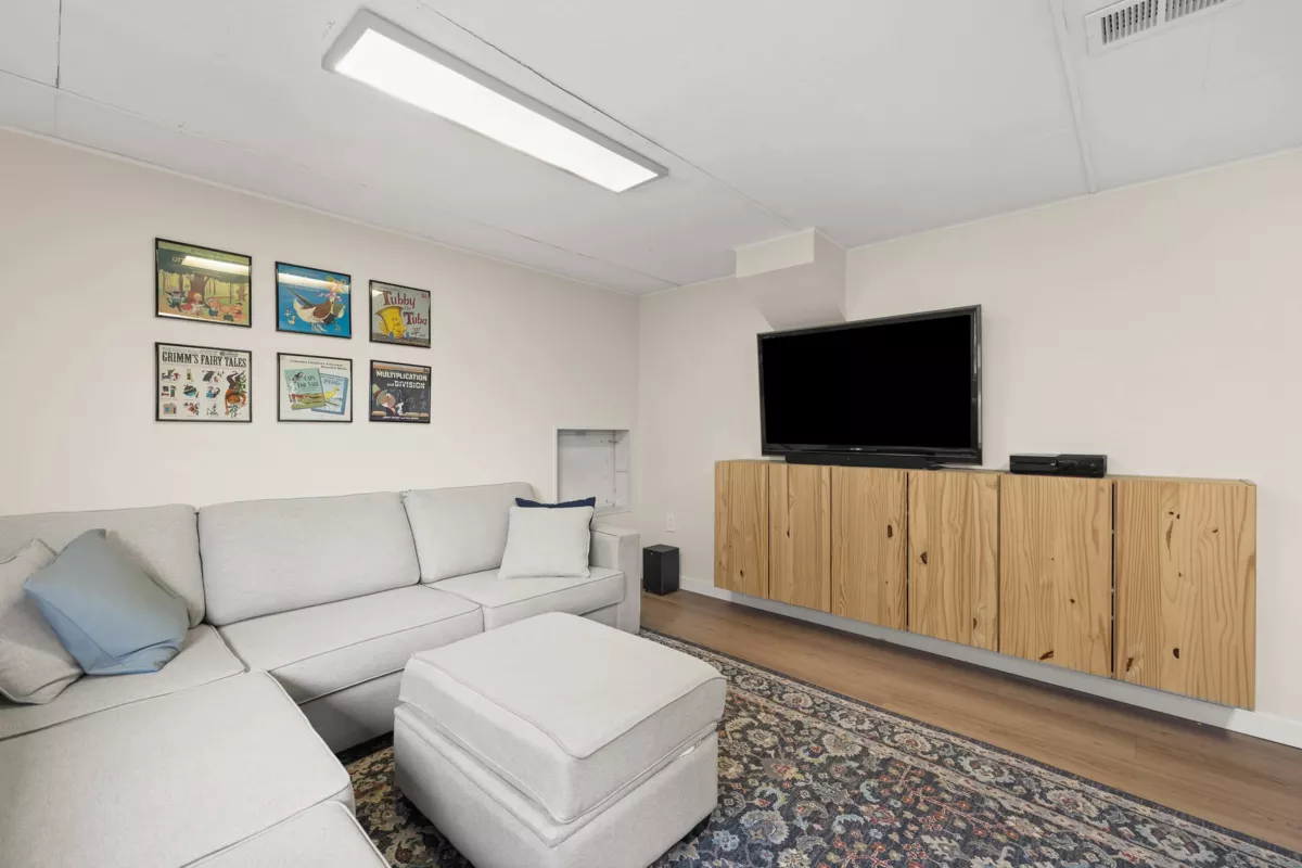 Hallway Photo of 11516 97 Avenue, Surrey, BC