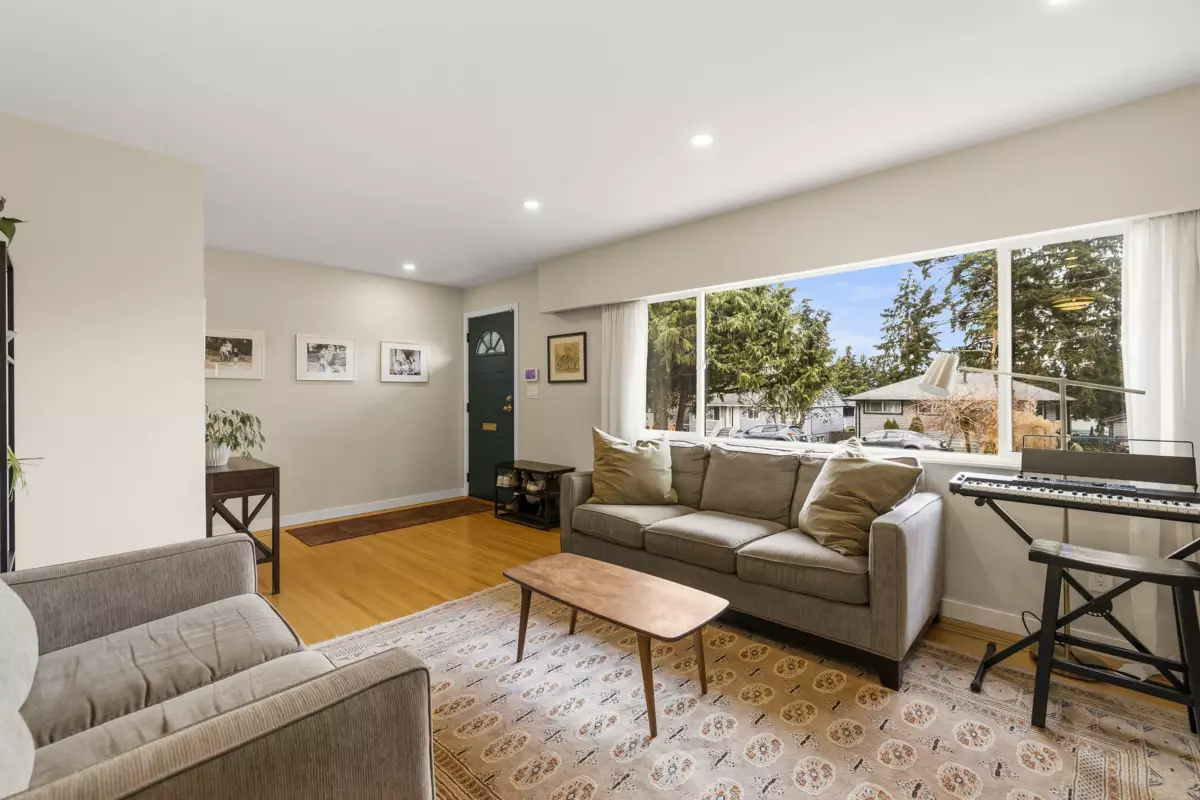Kitchen Photo of 11516 97 Avenue, Surrey, BC