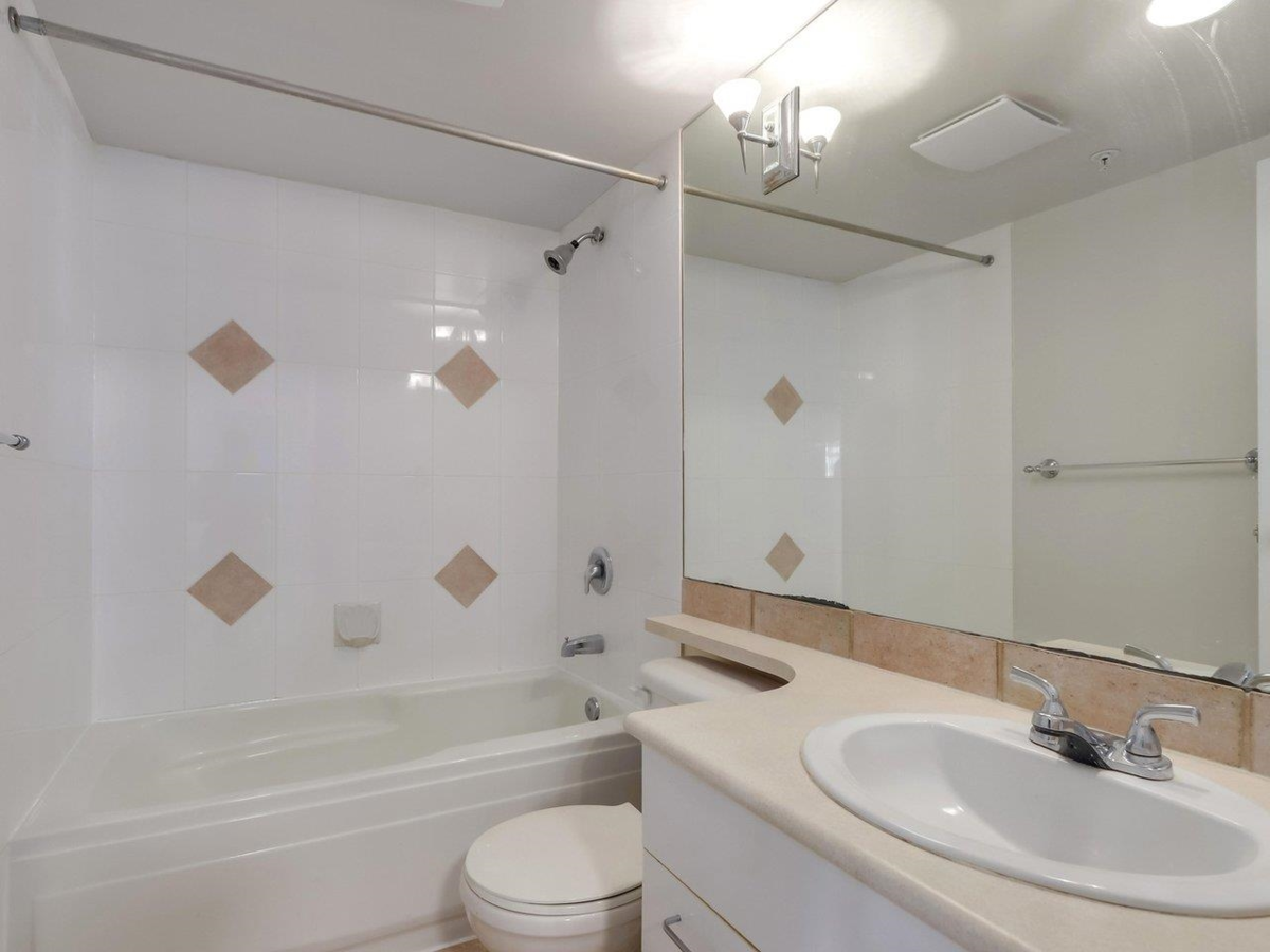 Entry Foyer Photo of 213 1989 Dunbar Street, Vancouver, BC