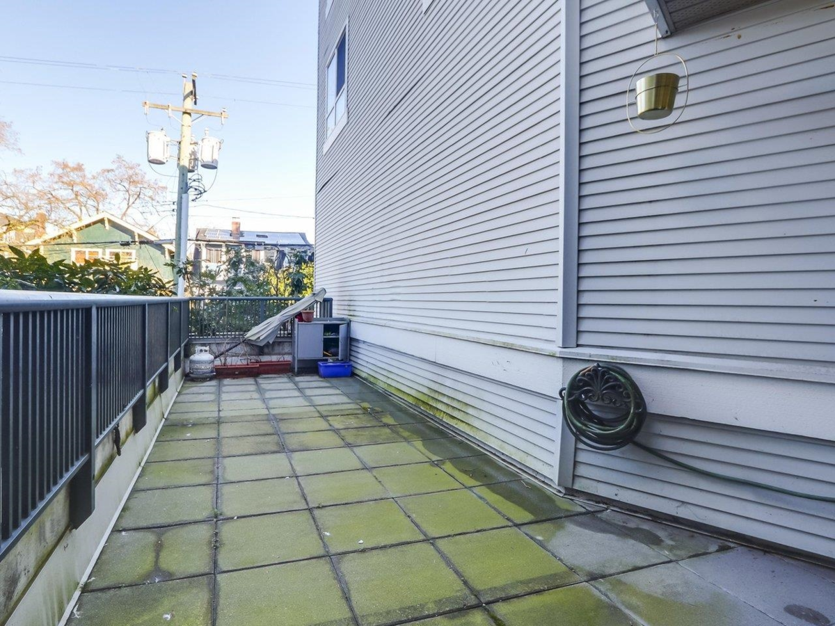 Kitchen Photo of 213 1989 Dunbar Street, Vancouver, BC
