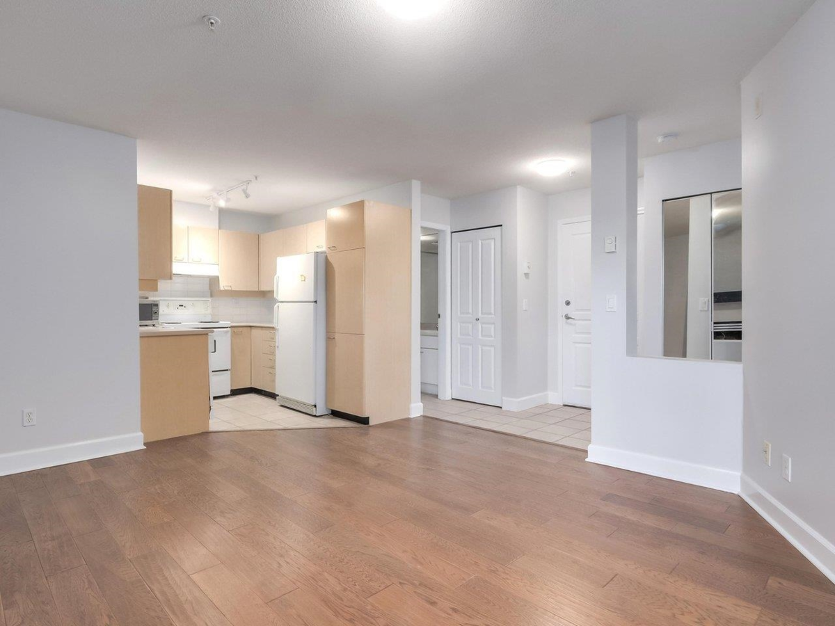 Primary Bathroom Photo of 213 1989 Dunbar Street, Vancouver, BC