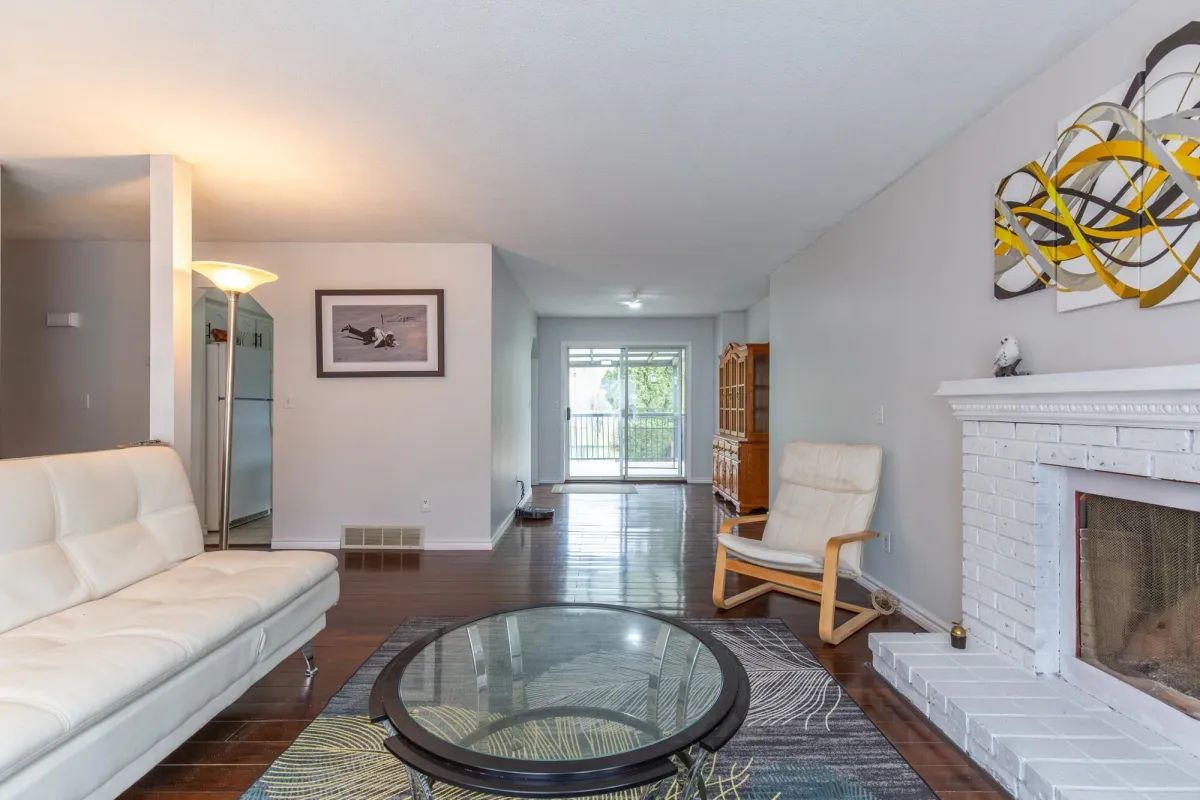 Kitchen Island Photo of 2970 Crossley Drive, Abbotsford, BC