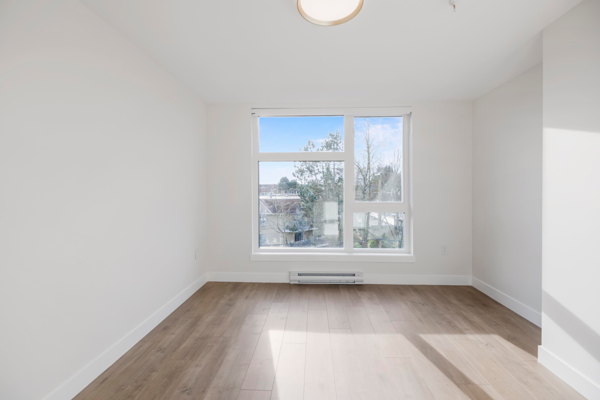 Primary Bathroom Photo of 407 15353 17 Avenue, Surrey, BC