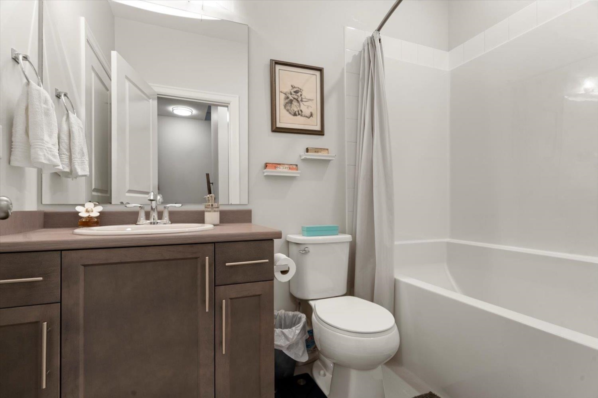 Hallway Photo of 123 6026 Lindeman Street, Chilliwack, BC