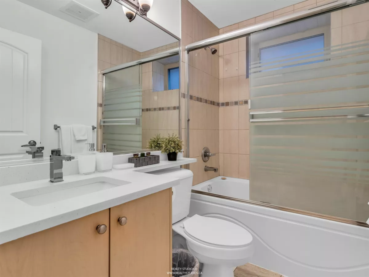 Entry Foyer Photo of 6387 Prince Albert Street, Vancouver, BC