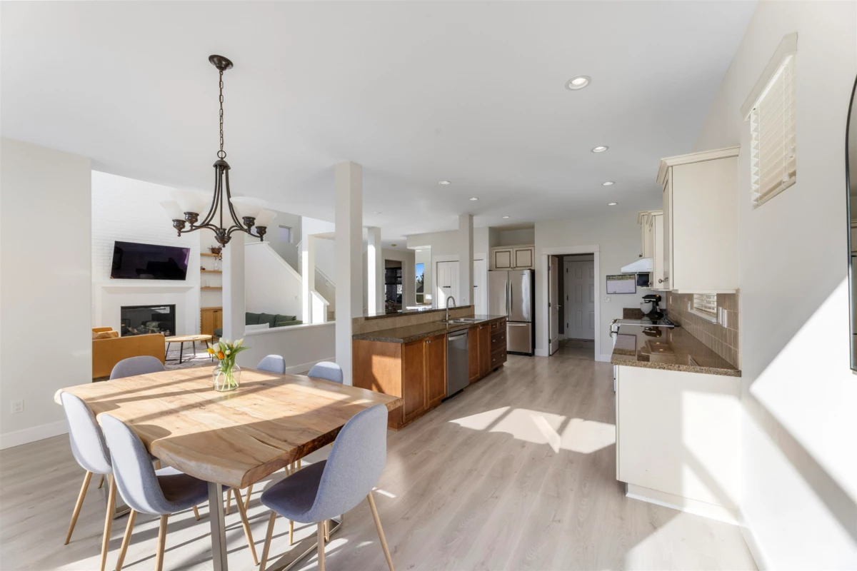 Kitchen Island Photo of 20518 67b Avenue, Langley, BC