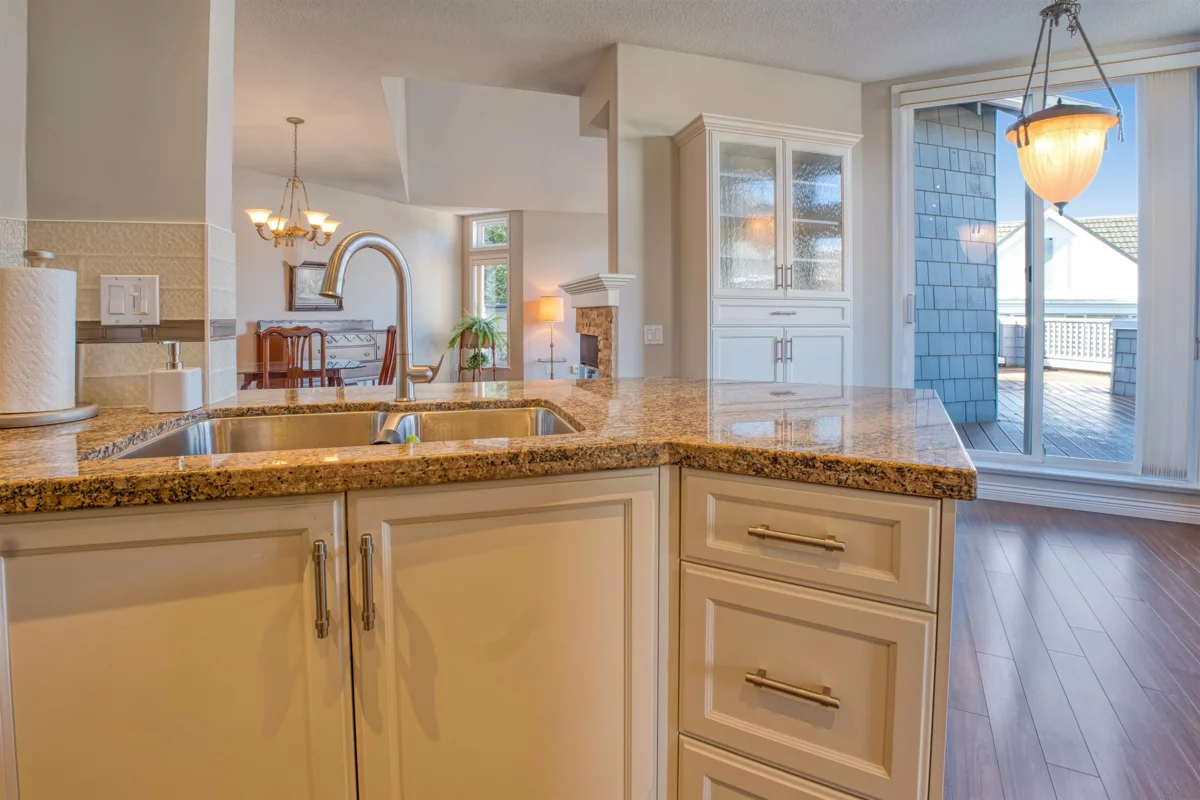 Dining Area Photo of 411 15555 16 Avenue, Surrey, BC