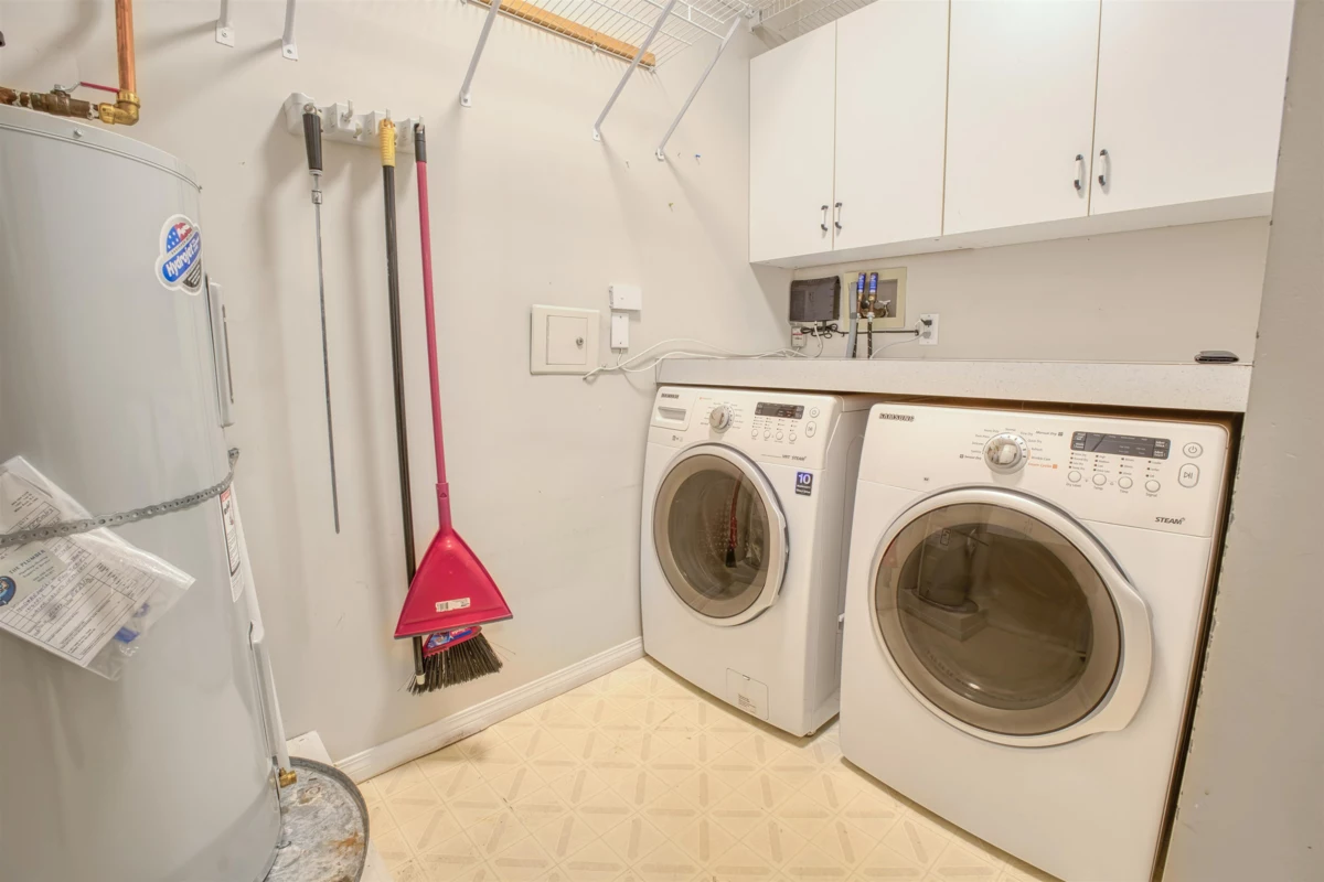 Entry Foyer Photo of 411 15555 16 Avenue, Surrey, BC