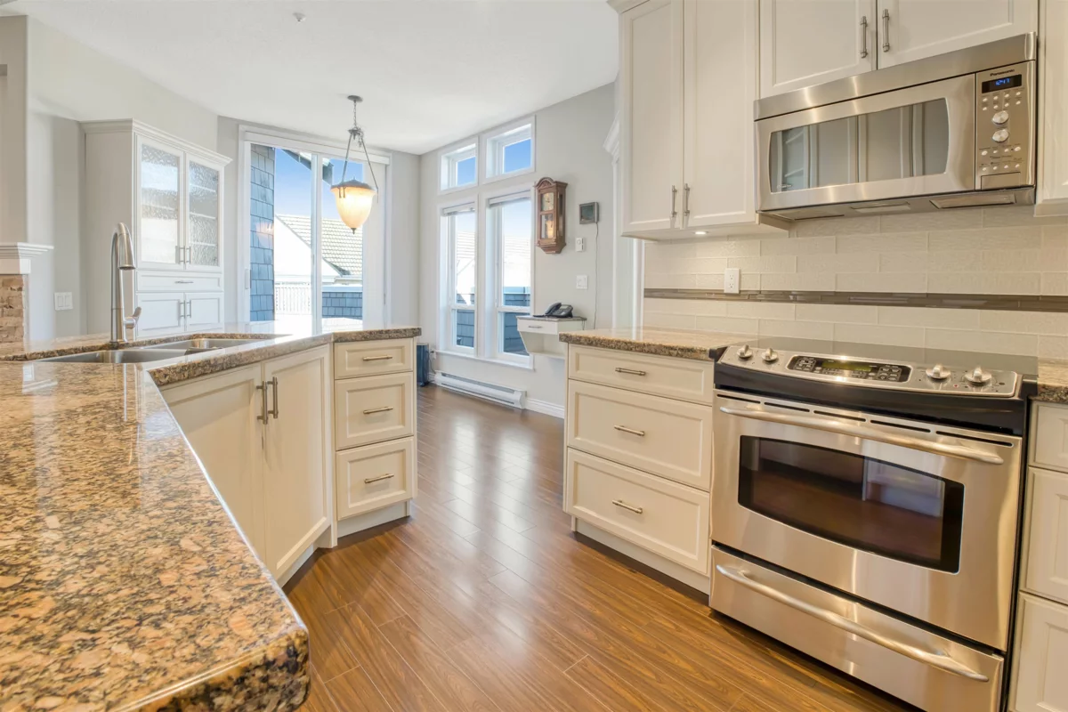 Family Room Photo of 411 15555 16 Avenue, Surrey, BC