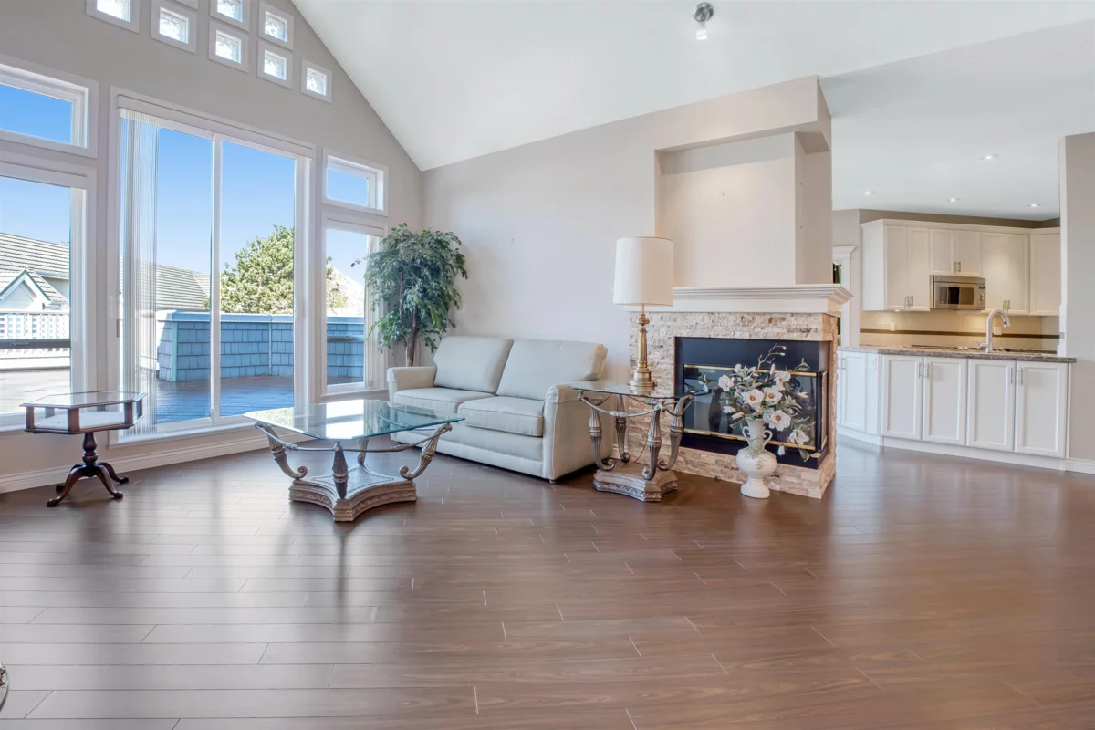 Primary Bathroom Photo of 411 15555 16 Avenue, Surrey, BC