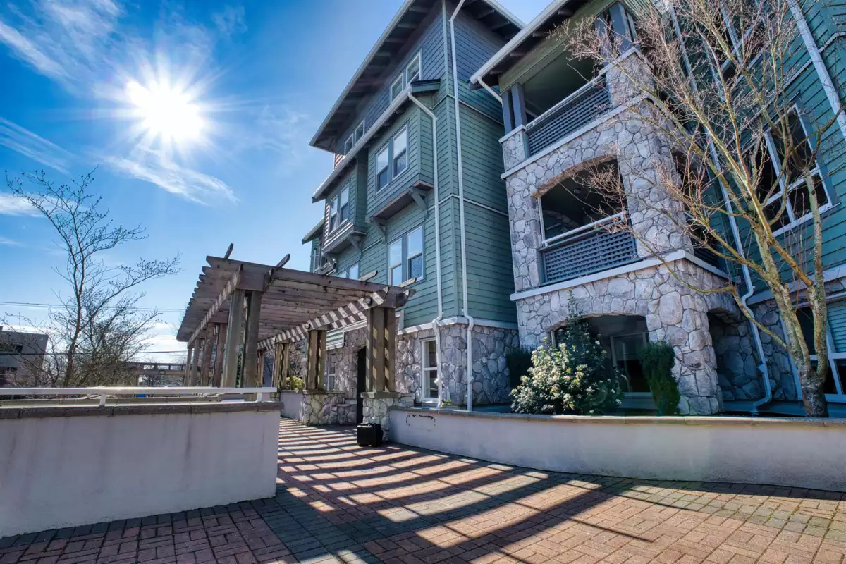 Swimming Pool Photo of 411 15555 16 Avenue, Surrey, BC