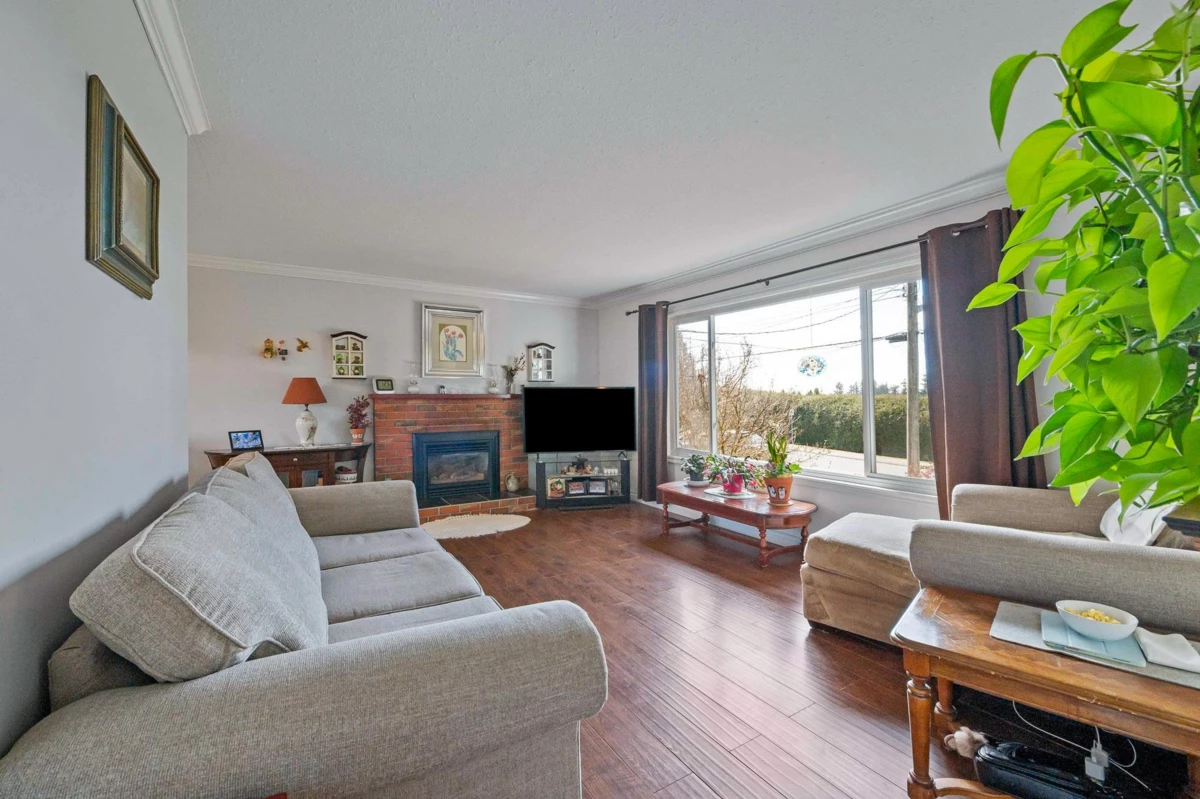 Kitchen Island Photo of 2096 Martens Street, Abbotsford, BC
