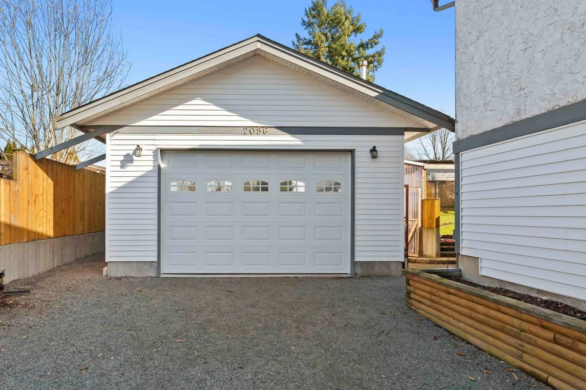 Swimming Pool Photo of 2096 Martens Street, Abbotsford, BC