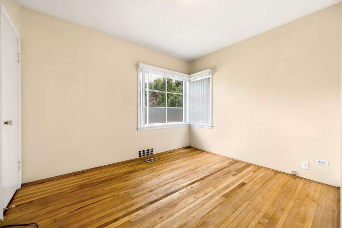 Kitchen Island Photo of 1441 W 49th Avenue, Vancouver, BC
