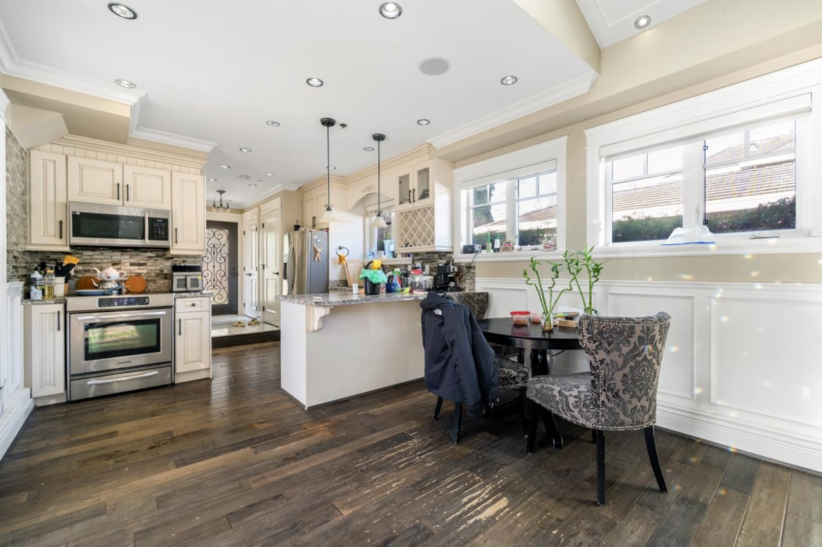 Laundry Room Photo of 1441 W 49th Avenue, Vancouver, BC