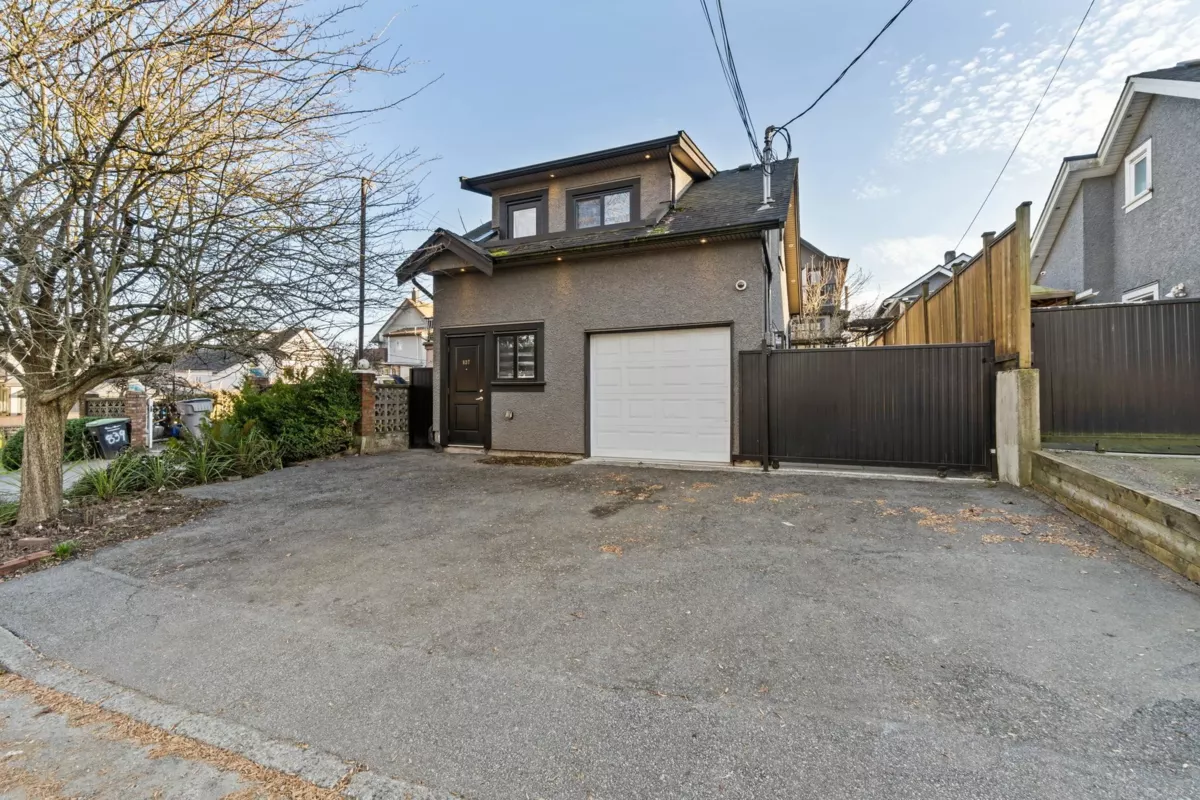 Entry Foyer Photo of 831 E King Edward Avenue, Vancouver, BC