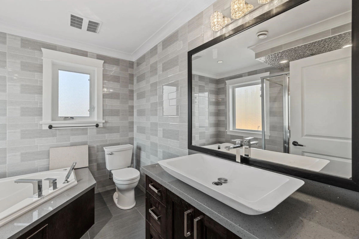Guest Bathroom Photo of 831 E King Edward Avenue, Vancouver, BC