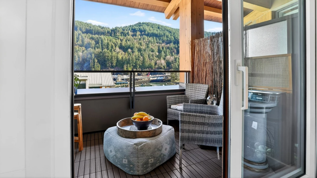 Kitchen Island Photo of 506 6687 Nelson Avenue, West Vancouver, BC