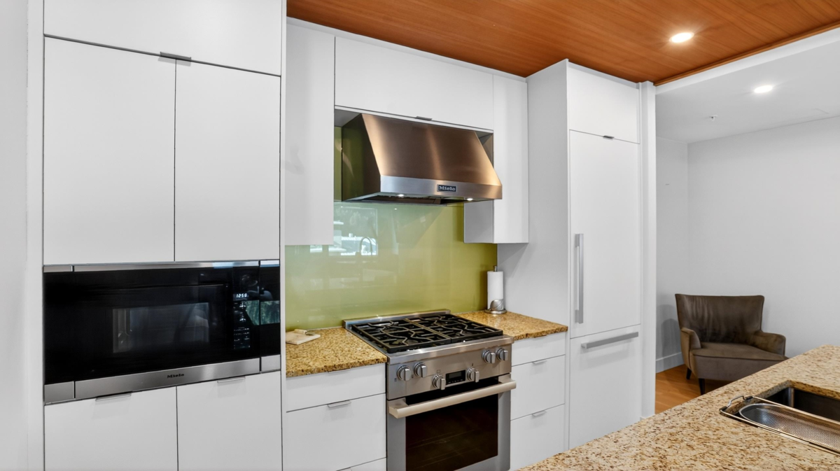 Walk-In Closet Photo of 506 6687 Nelson Avenue, West Vancouver, BC