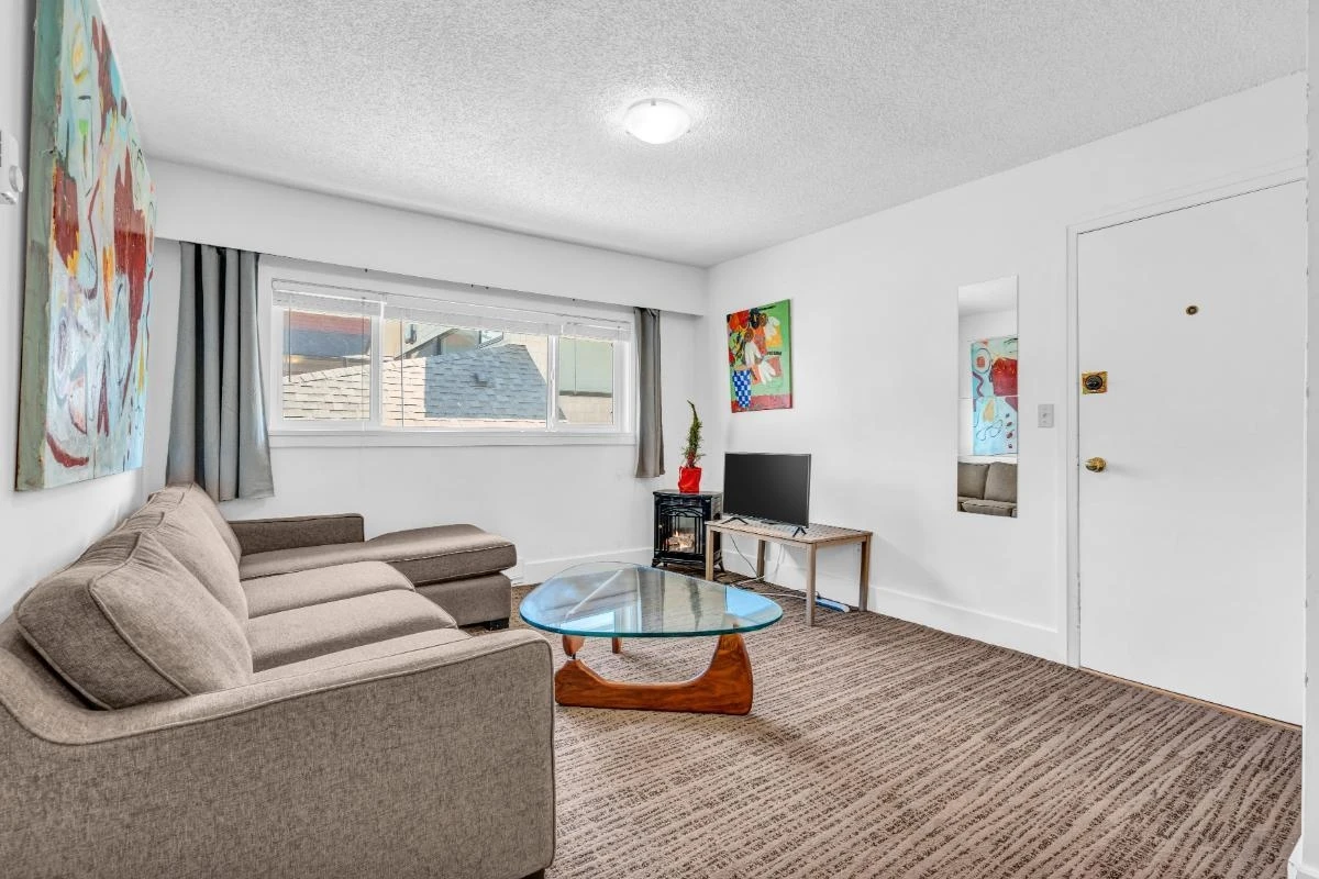 Dining Area Photo of 2575 W 3rd Avenue, Vancouver, BC