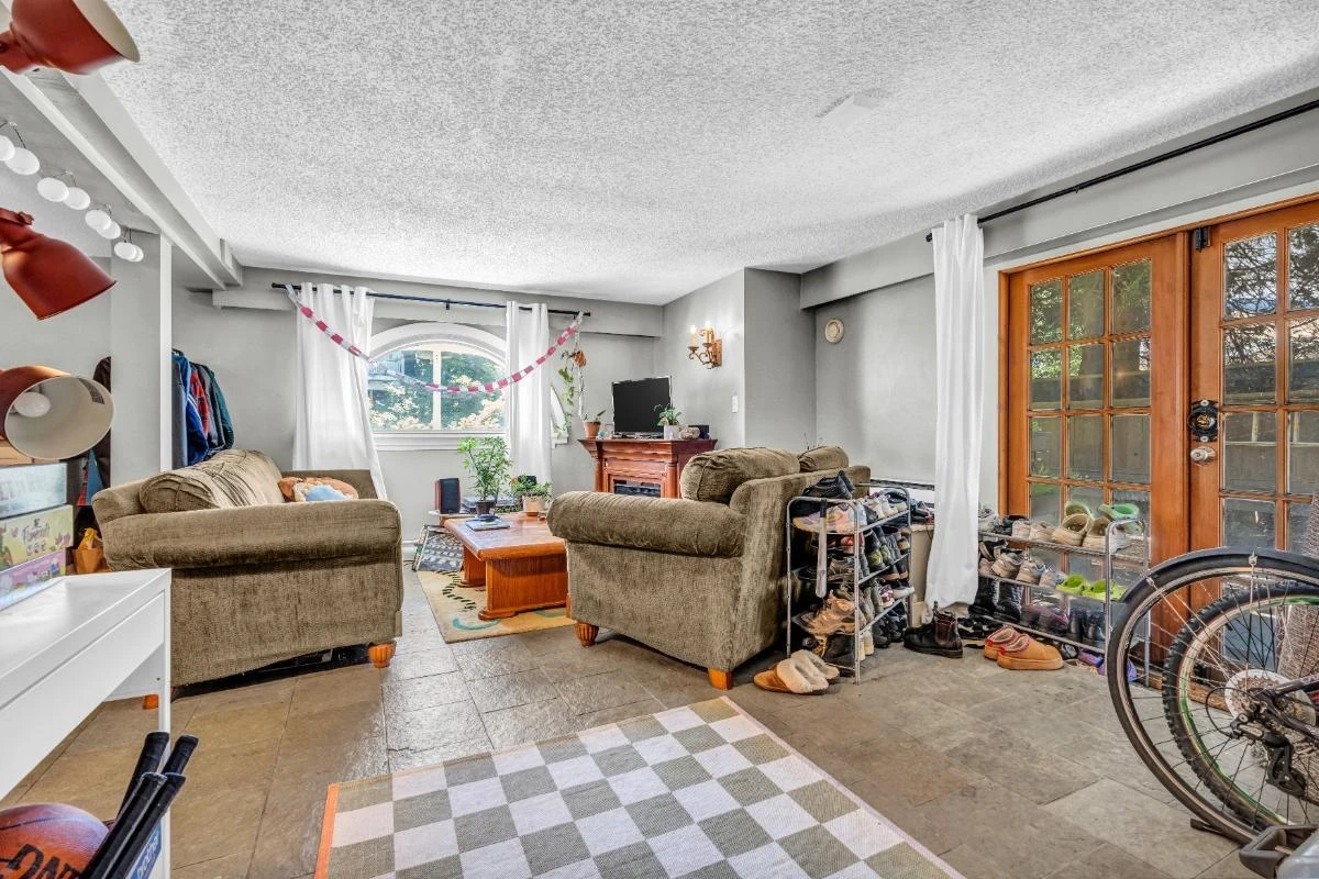 Family Room Photo of 2575 W 3rd Avenue, Vancouver, BC