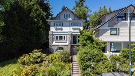 Front Yard Photo of 2575 W 3rd Avenue, Vancouver, BC