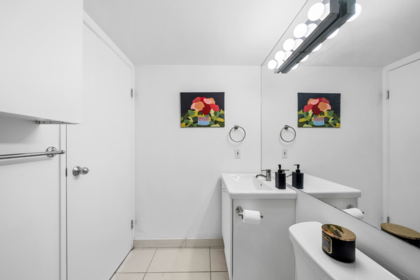 Primary Bathroom Photo of 1709 438 Seymour Street, Vancouver, BC