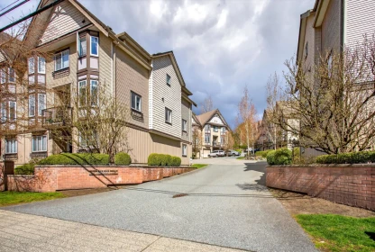 Front Yard Photo of 22 32501 Fraser Crescent, Mission, BC