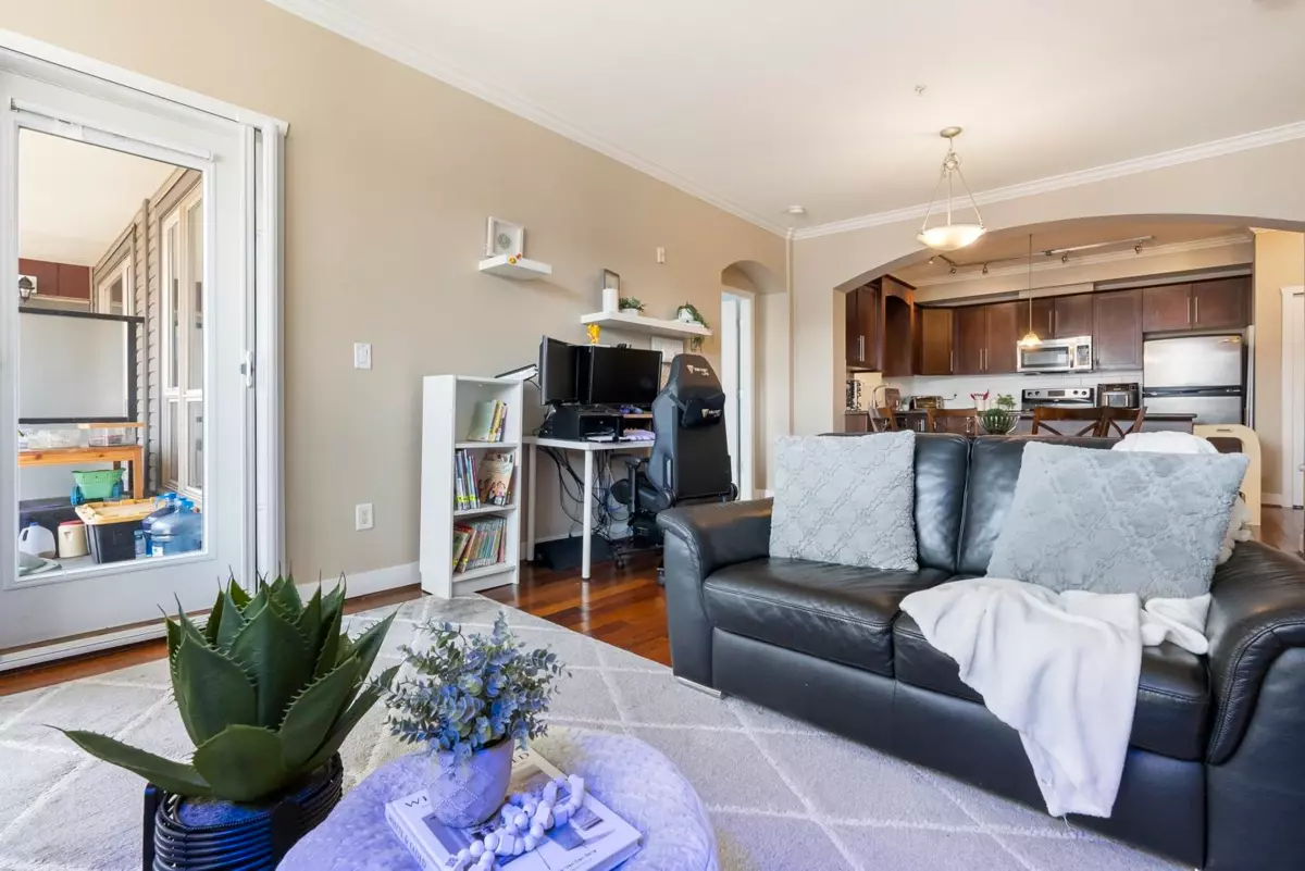 Family Room Photo of 320 2628 Maple Street, Port Coquitlam, BC