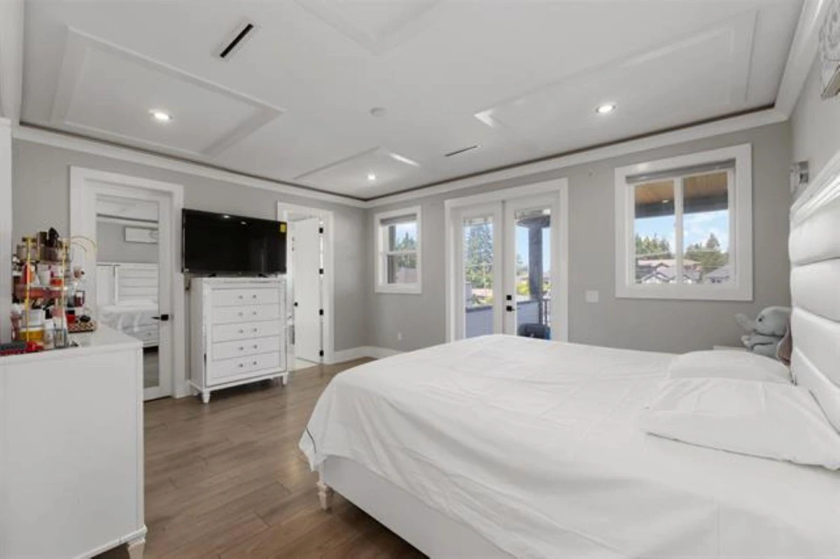 Living Room Photo of 32235 Pineview Avenue, Abbotsford, BC