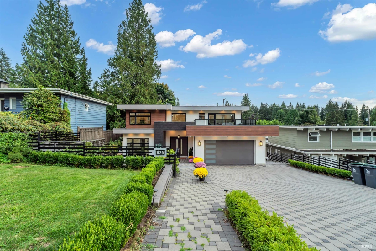 Family Room Photo of 929 Canyon Boulevard, North Vancouver, BC