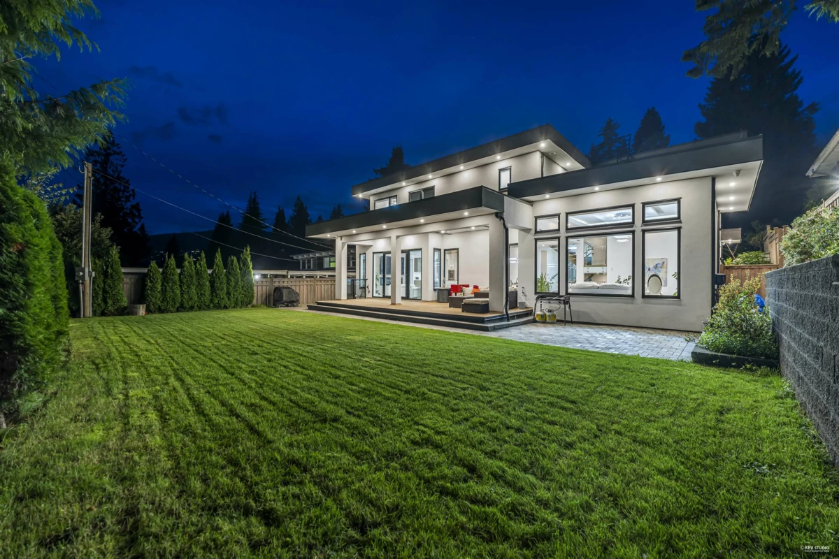 Living Room Photo of 929 Canyon Boulevard, North Vancouver, BC