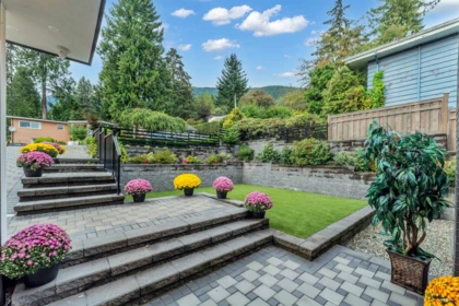Front Yard Photo of 929 Canyon Boulevard, North Vancouver, BC