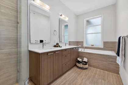 Guest Bathroom Photo of 621 14th Street, West Vancouver, BC