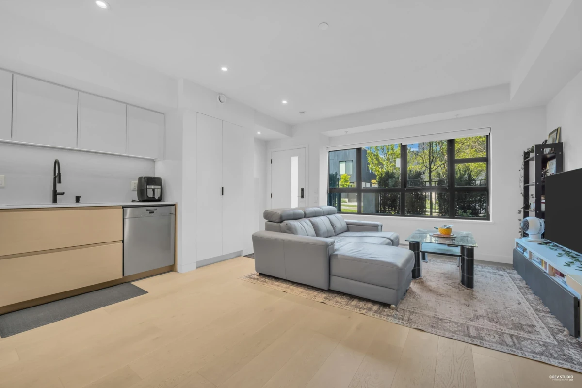 Living Room Photo of 37 530 W 28th Avenue, Vancouver, BC