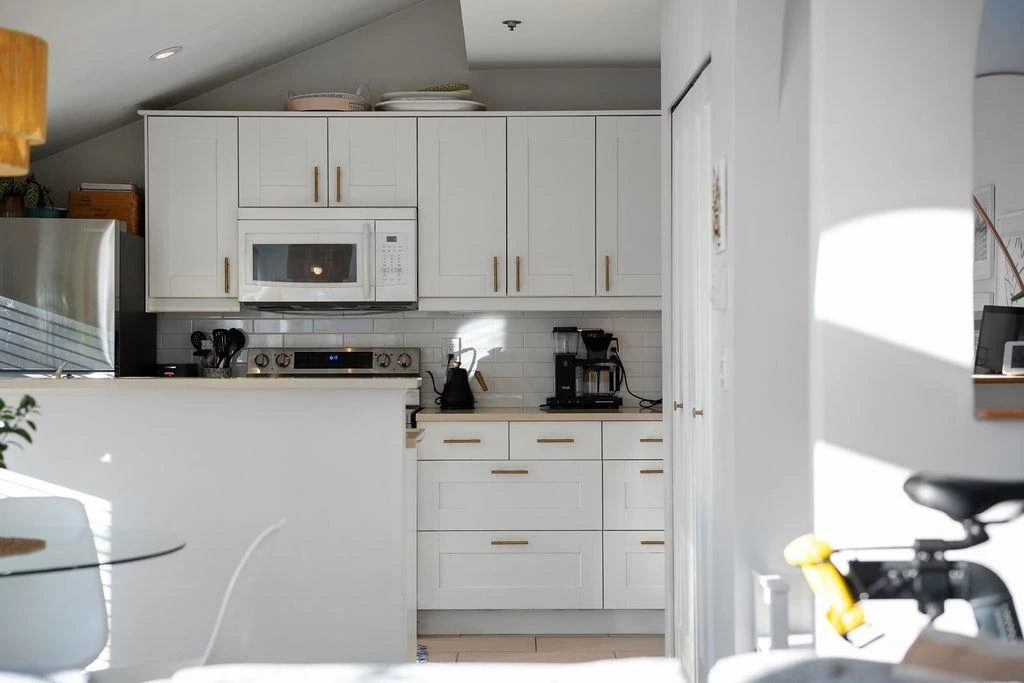 Family Room Photo of 404 888 W 13th Avenue, Vancouver, BC