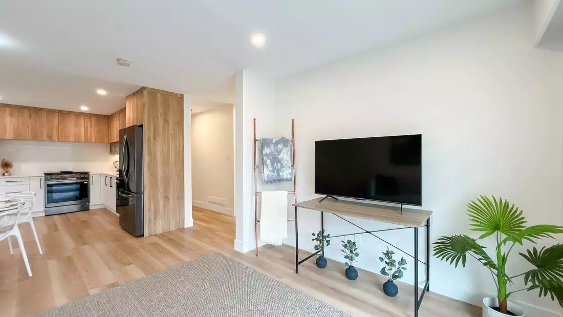 Living Room Photo of 320 E 57th Avenue, Vancouver, BC