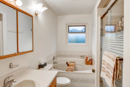 Guest Bathroom Photo of 19735 48 Avenue, Langley, BC