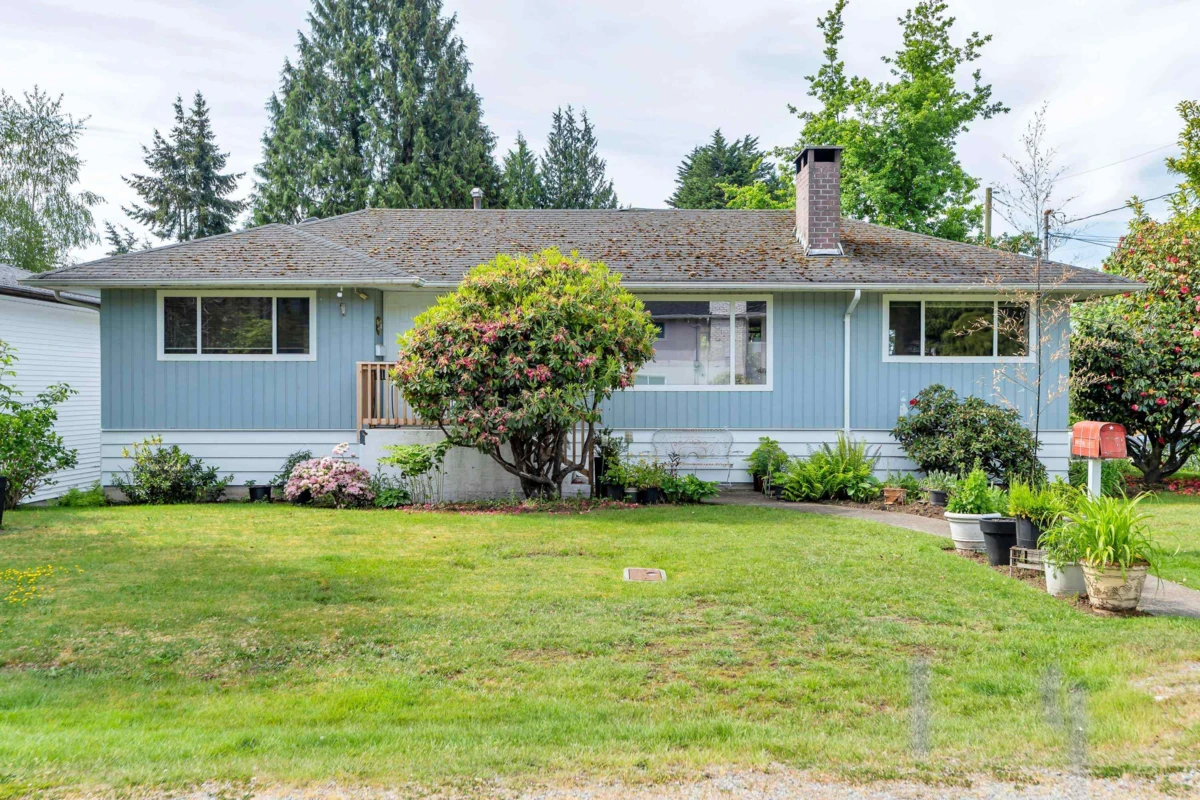 Living Room Photo of 13890 Blackburn Avenue, White Rock, BC