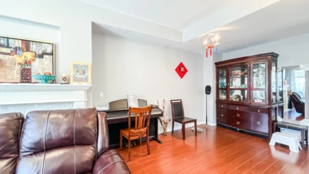 Kitchen Island Photo of 60 5950 Oakdale Road, Burnaby, BC