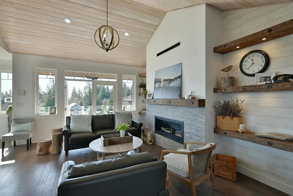 Dining Area Photo of 605 Woodland Avenue, Gibsons, BC