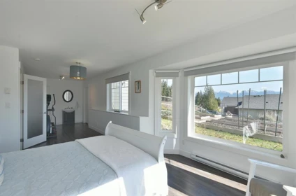 Entry Foyer Photo of 605 Woodland Avenue, Gibsons, BC