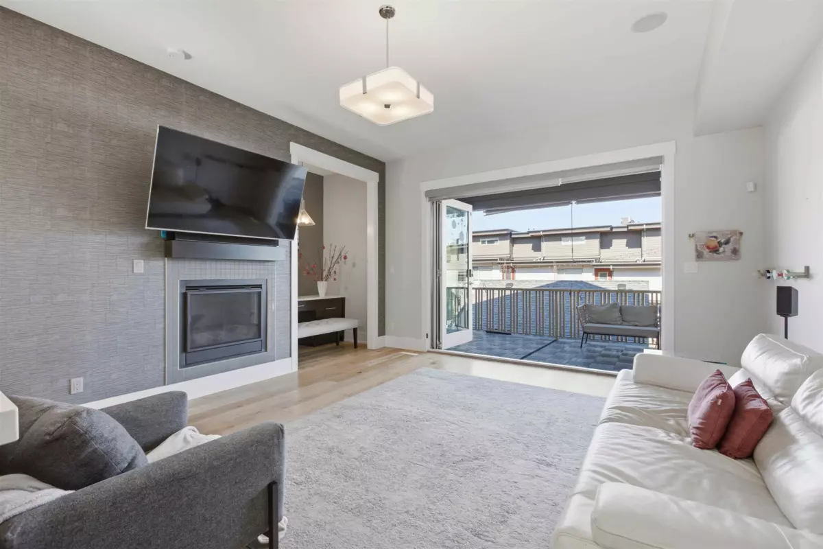 Family Room Photo of 15871 28 Avenue, Surrey, BC
