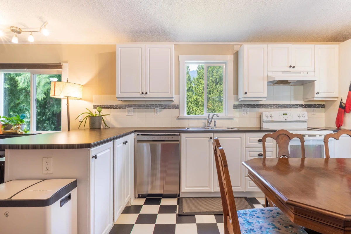 Living Room Photo of 20 1416 North Road, Gibsons, BC