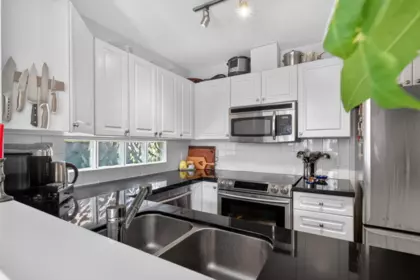 Kitchen Photo of 2950 W 8th Avenue, Vancouver, BC