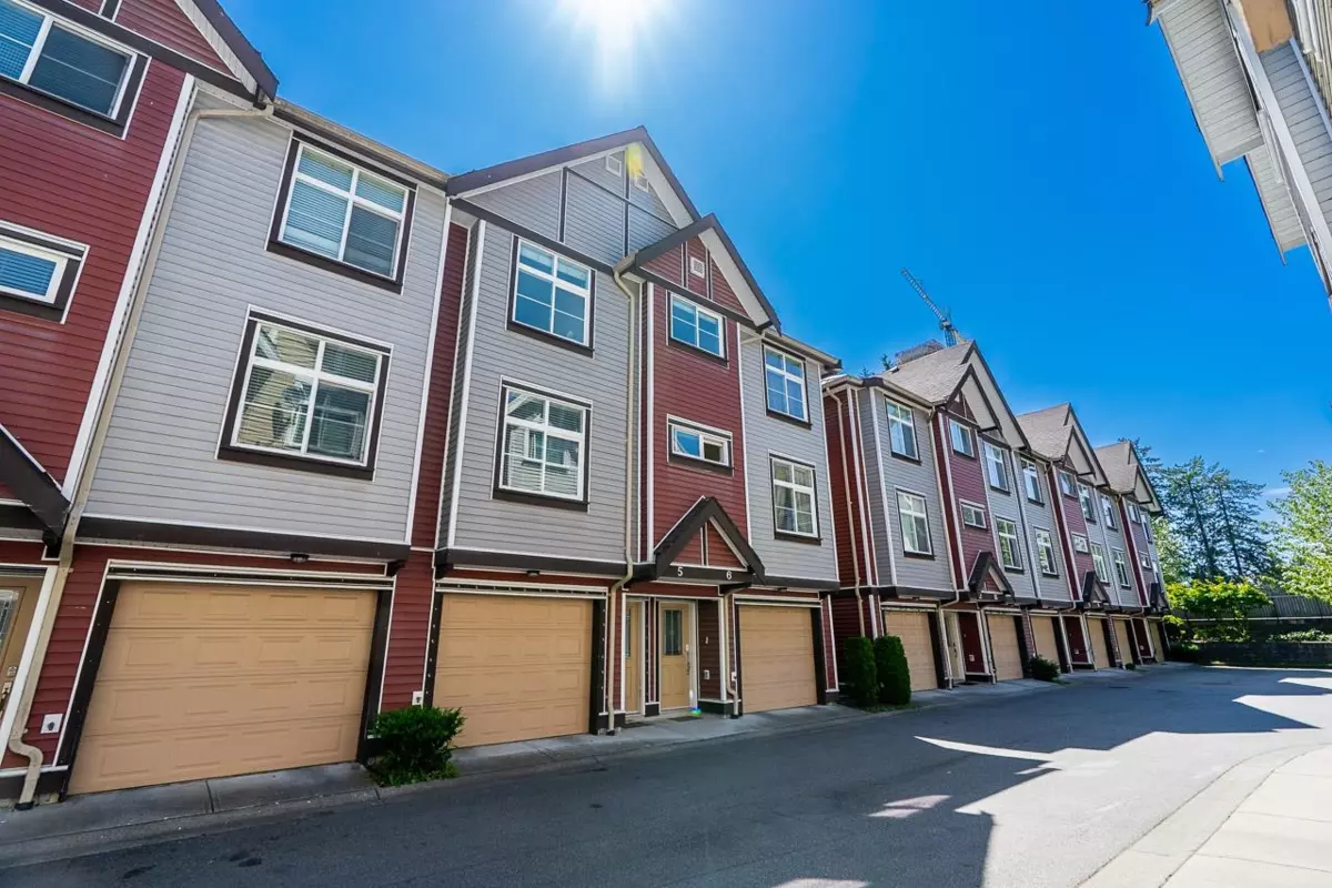 Family Room Photo of 5 9405 121 Street, Surrey, BC