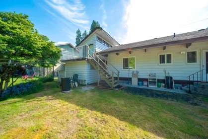 Hot Tub / Spa Photo of 4067 Sefton Street, Port Coquitlam, BC