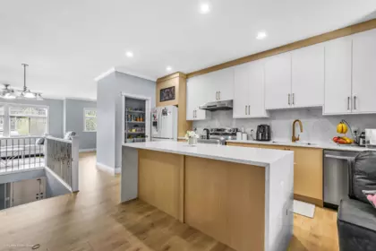Kitchen Island Photo of 33370 Kirk Avenue, Abbotsford, BC