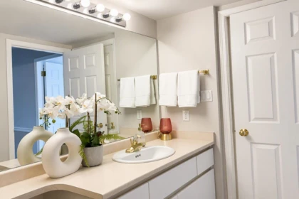 Powder Room Photo of 702 13353 108 Avenue, Surrey, BC