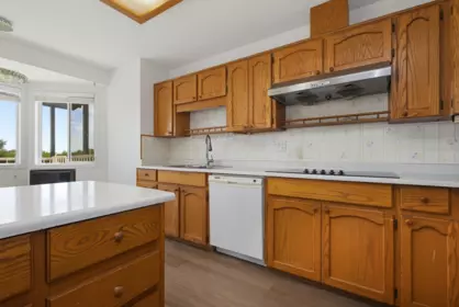 Kitchen Island Photo of 31122 Southern Drive, Abbotsford, BC